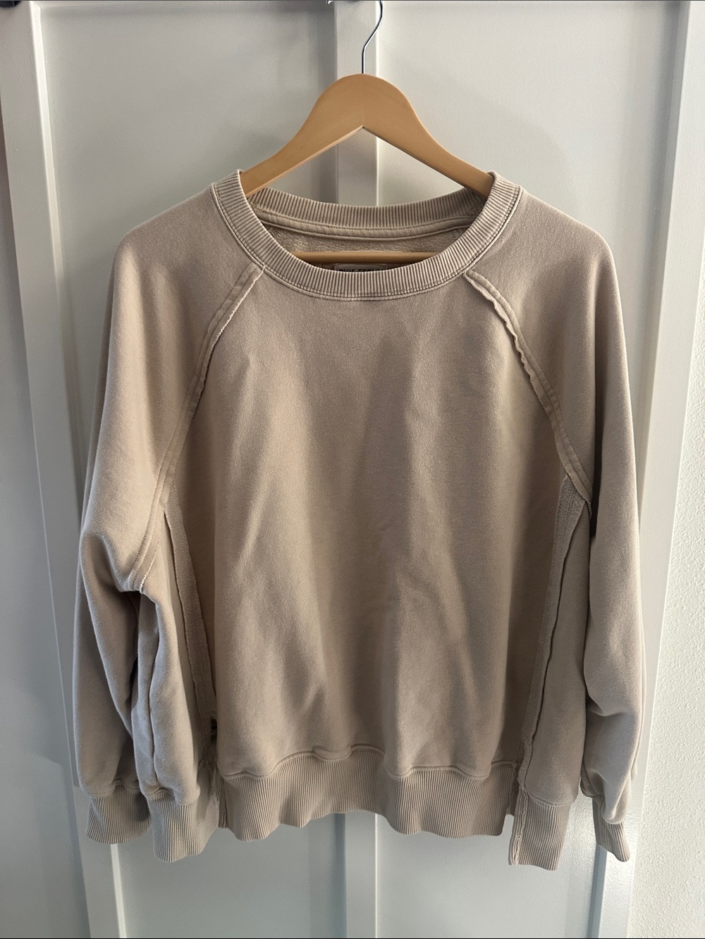 American Eagle Outfitters Crewneck Sweatshirt in Light Taupe
